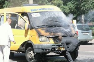 В Луганске неуправляемая маршрутка врезалась в дерево 