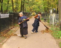 С понедельника  на кладбища запрещают въезд на машинах  