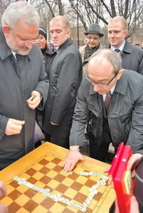 Кернес обыграл Шурму в домино 