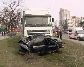 Фура разбросала по проспекту Победы четыре автомобиля 