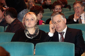 Петр Симоненко самостоятельно купает новорожденную дочь 