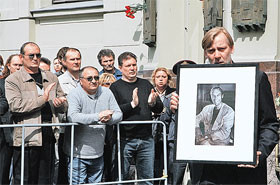 Вчера мы проводили в последний путь великого актера Олега Янковского: Таких похорон Москва не видела со времен прощания с Высоцким ВИДЕО+ФОТО