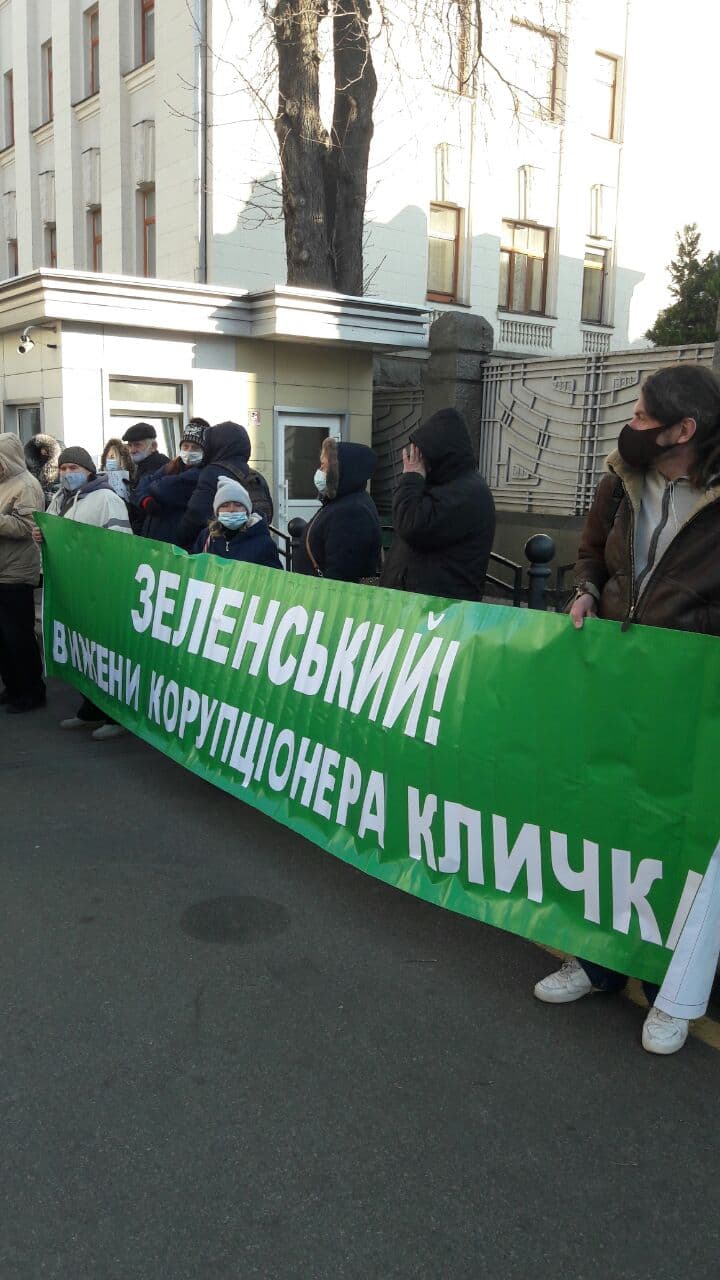 На Банковій билися на мечах і вимагали від президента розпочати боротьбу з корупцією фото 9