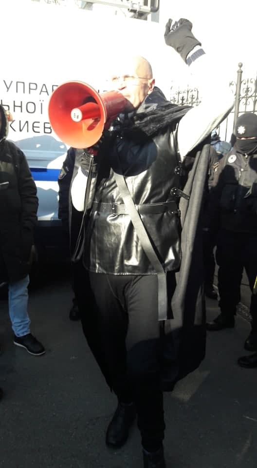 На Банковій билися на мечах і вимагали від президента розпочати боротьбу з корупцією фото 2