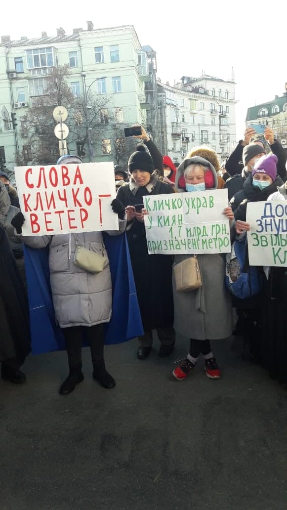 На Банковій билися на мечах і вимагали від президента розпочати боротьбу з корупцією фото 4