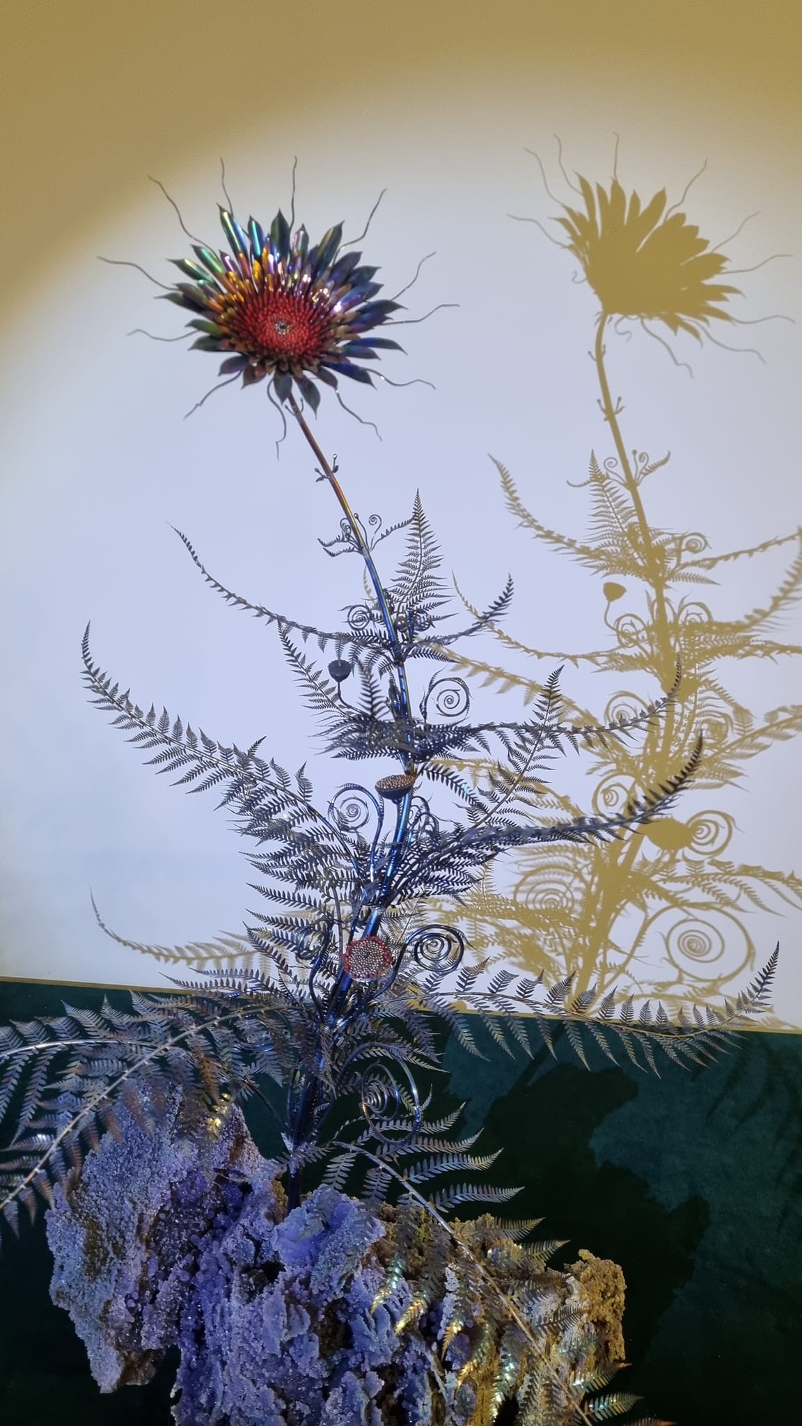 «Цветок папоротника» Александр Мирошников собственноручно изготовил из титана, золота, эмали. Фото: ФБ Oleksandr Miroshnikov