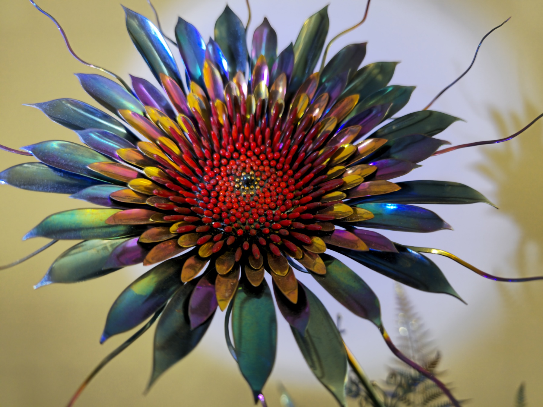 Каждую тычинку «Цветка папоротника» мастер формировал вручную из горячей эмали, которую крепил на титан. Фото: ФБ Oleksandr Miroshnikov