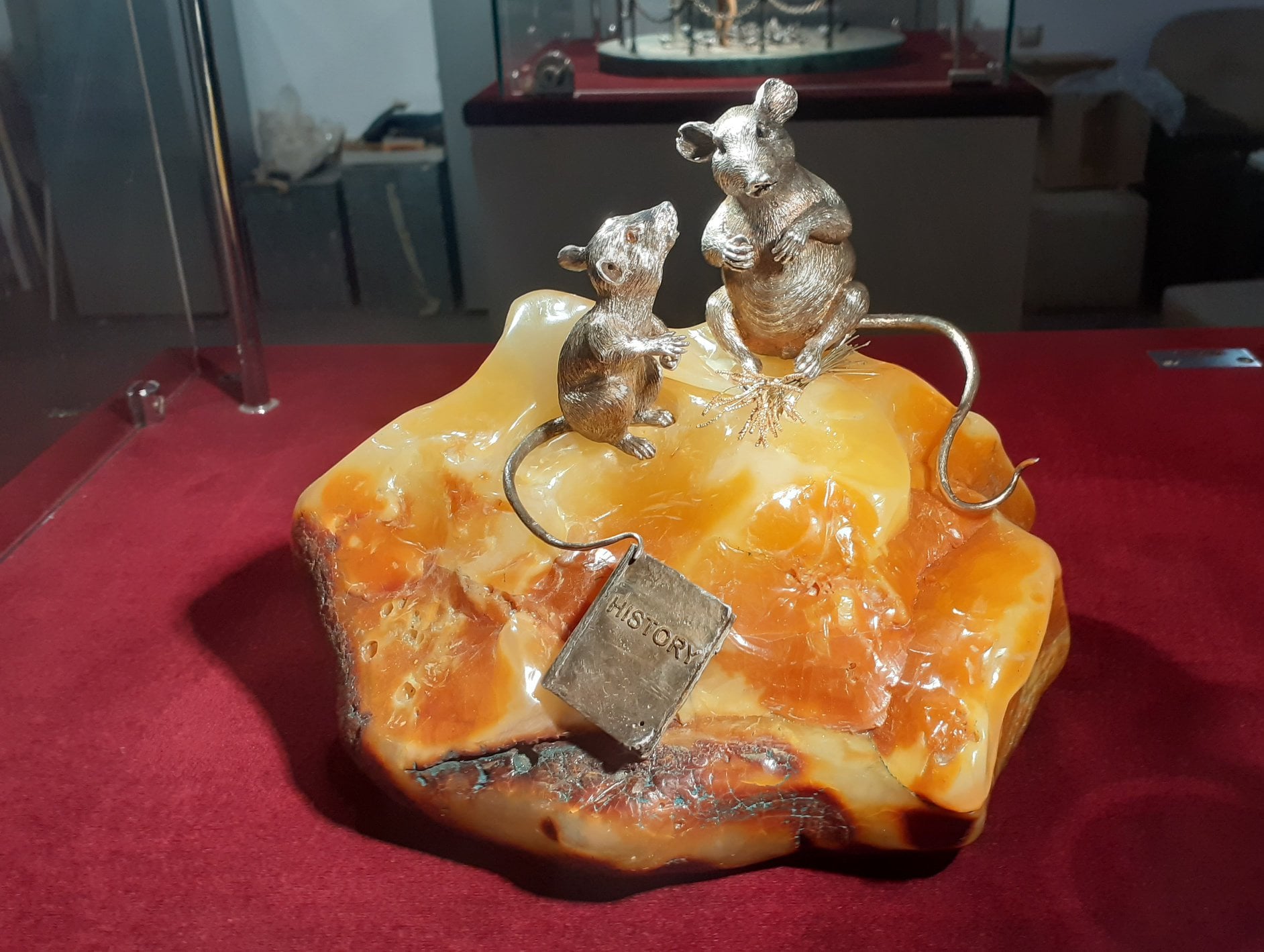 Полуторакилограммовый «камешек» украинского янтаря стал основой для работы Александра Мирошникова «Правдивая ложь».  Фото: ФБ Oleksandr Miroshnikov