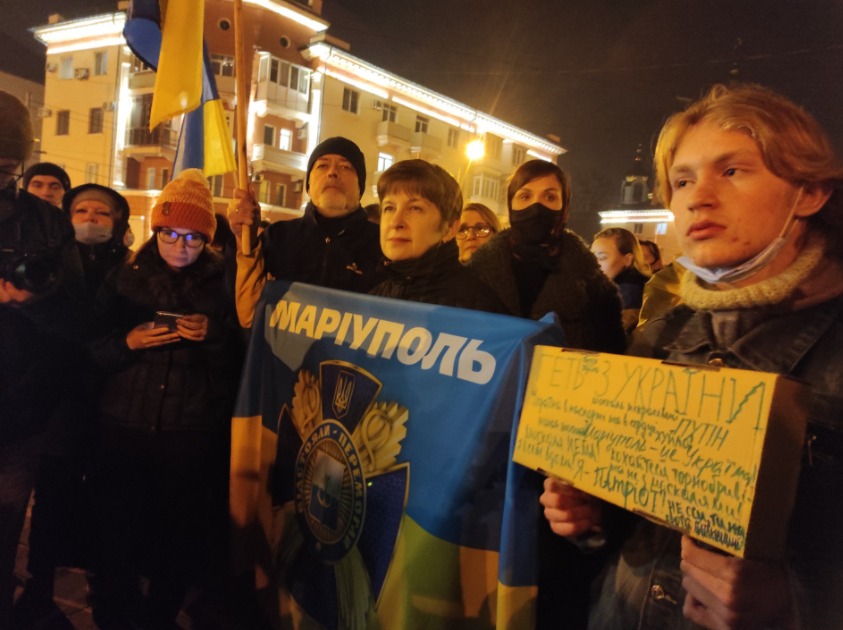 Люди в Мариуполе вышли на акцию 