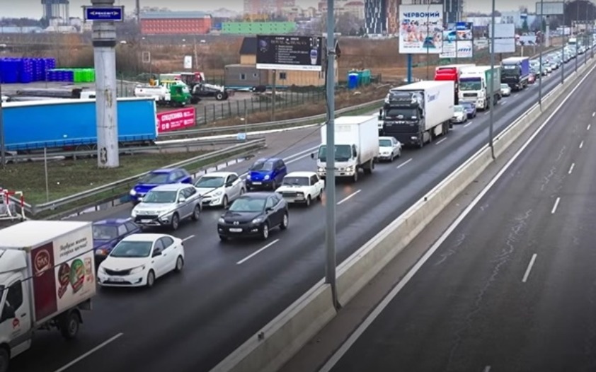 Кое-где на въезд в Киев уже наблюдаются пробки. Фото: скрин с t.me/novosti_n
