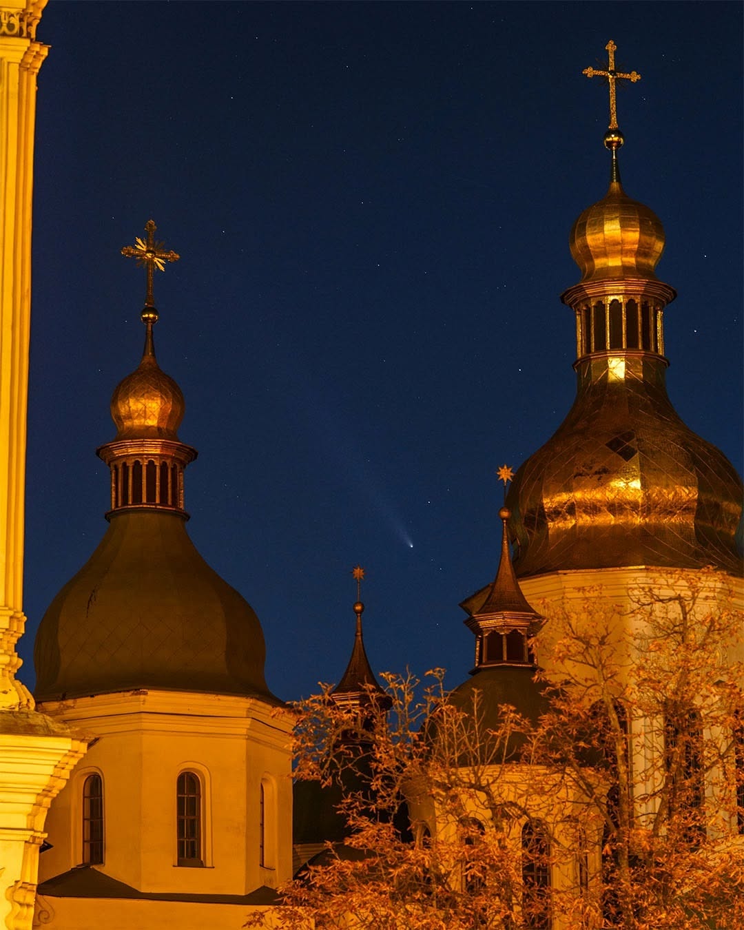 Комета над Софійським собором. 17 жовтня 2024 року. Фото: instagram.com/_ibatullin_ildar_