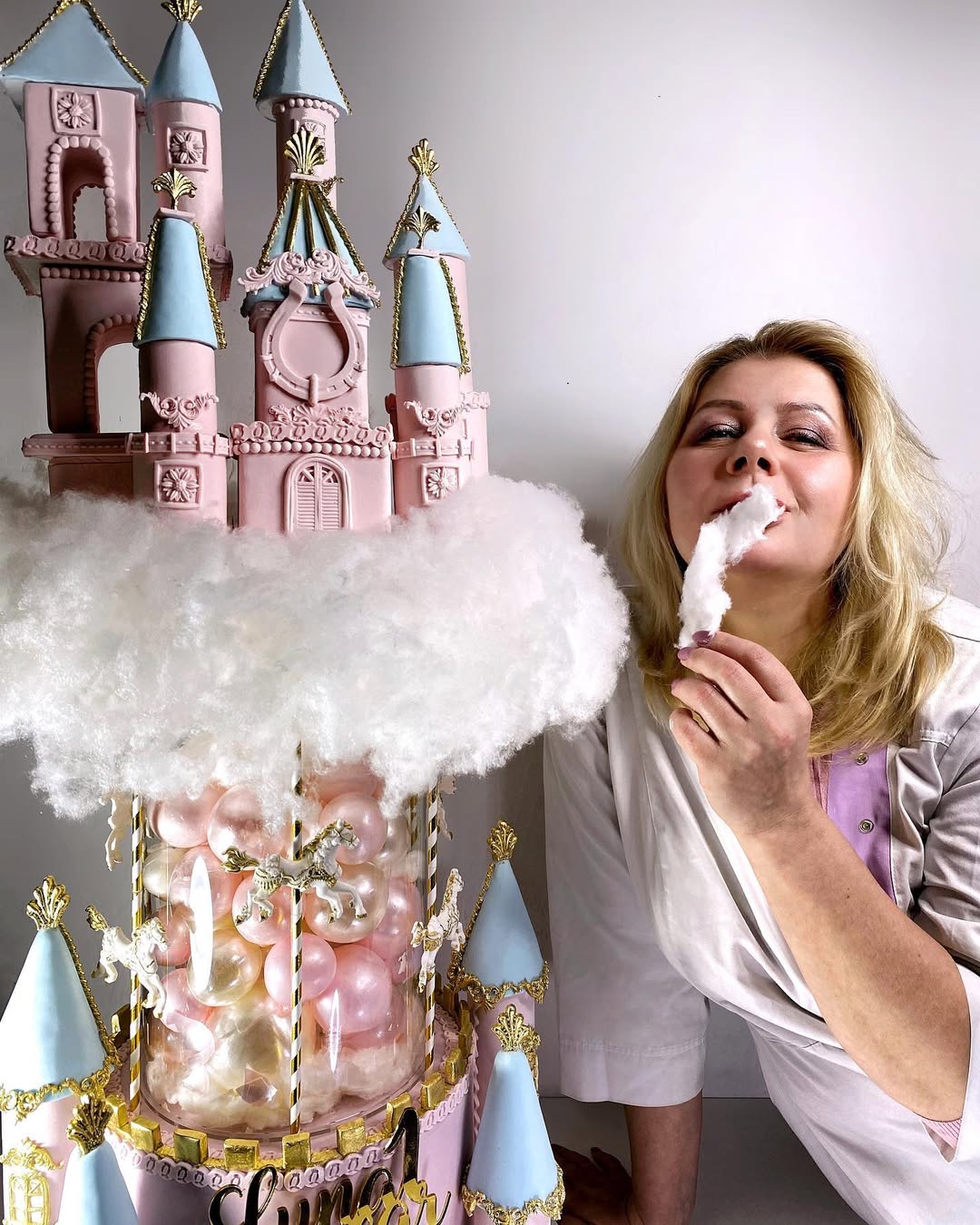 Торт «Замок» з карамельними та хмаркою із цукрової вати. Фото: instagram.com/oksana.shipulina