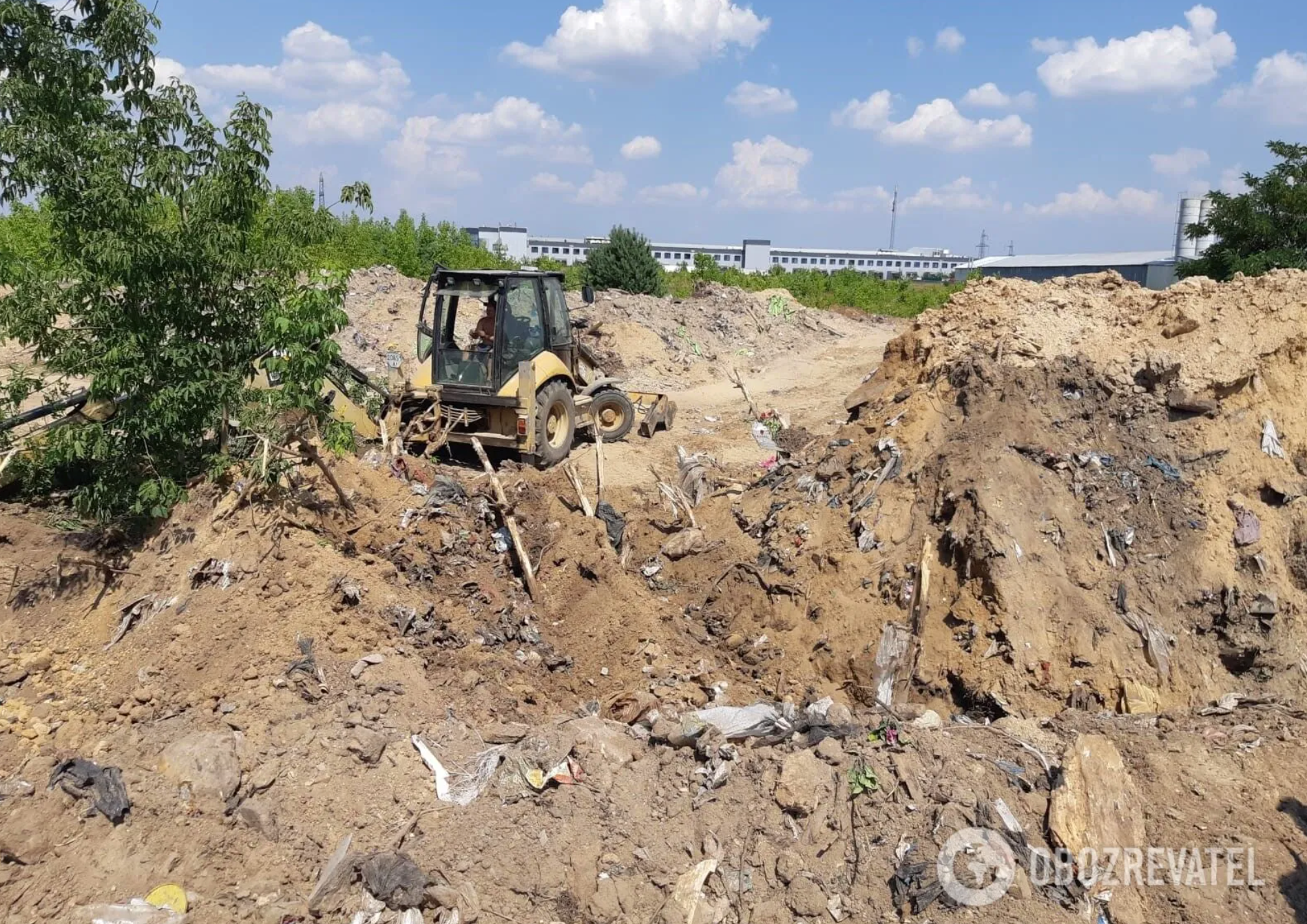 Судя по снимкам, поисковые работы проходили в теплое время года. Фото: obozrevatel.com