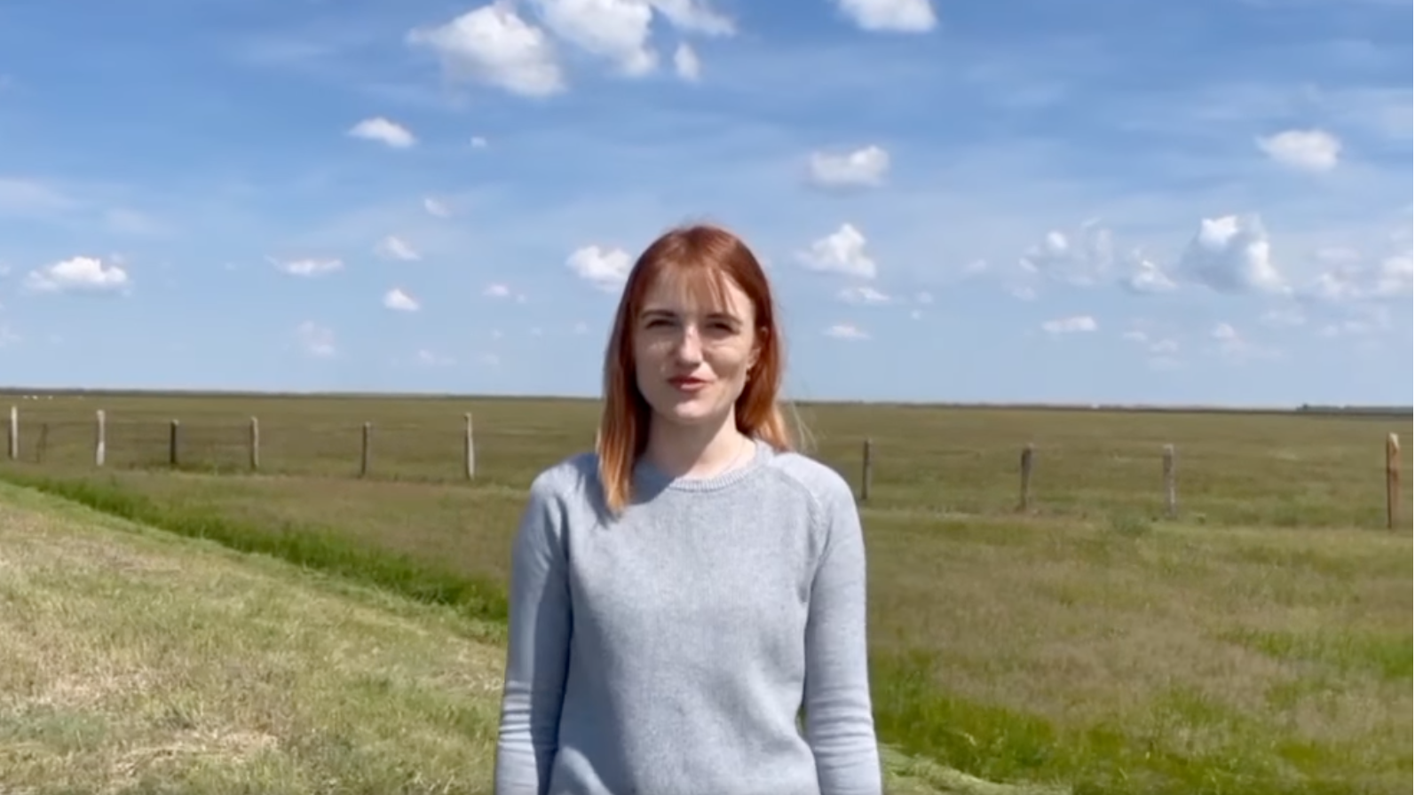 Младший научный сотрудник Татьяна Старовойтова. Фото: facebook.com/AskaniaNovaZapovednik/videos