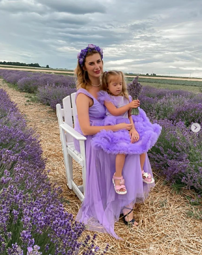 Фотосессию на лавандовом поле мама с дочкой провели за неделю до обстрела Винницы. Фото: instagram.com/l.i.z.i.love/?igshid=YmMyMTA2M2Y%3D 