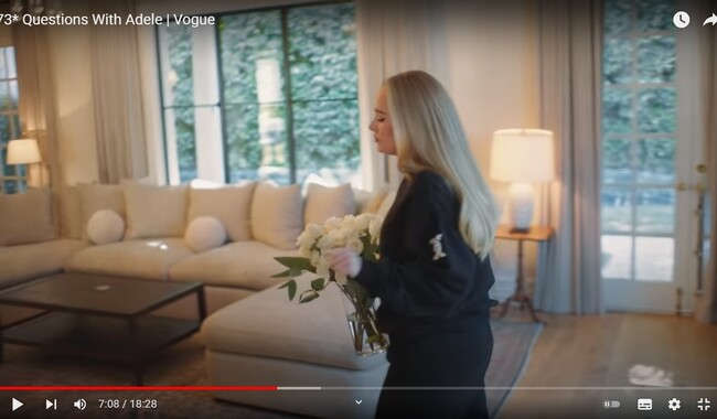 Кадр из видео Vogue.