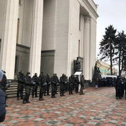 Правоохранители оцепили митингующих. Фото: Елена Галаджий, КП в Украине