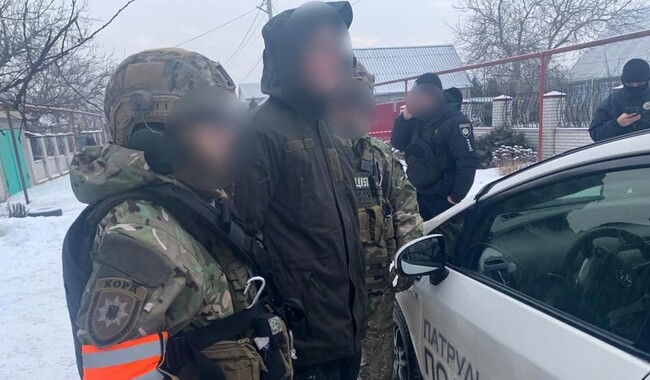 Поліція повідомила, що до неї надійшло понад десять викликів від людей, які повідомили про підозрілих осіб. Фото: Нацполіція