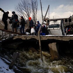 Эвакуация из Ирпеня 8 марта. Фото: REUTERS