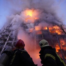 Последствия попадания боеприпаса в Святошинском районе Киева. Фото: МВС Украины