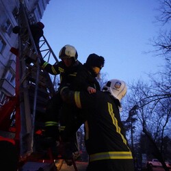 Последствия попадания боеприпаса в Святошинском районе Киева. Фото: МВС Украины