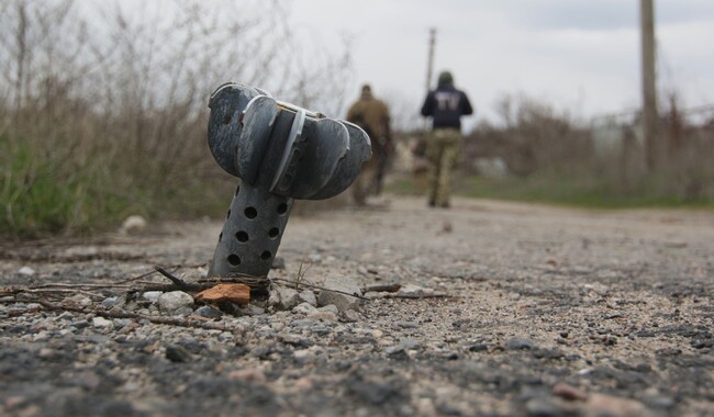 Хвостовики мін, що застрягли в асфальті, стали вже звичним явищем. Фото: facebook.com / Сергій Ваганов