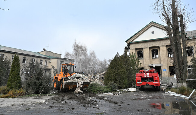 Наслідки обстрілу пологового будинку у Вільнянську Запорізької області. Фото: REUTERS