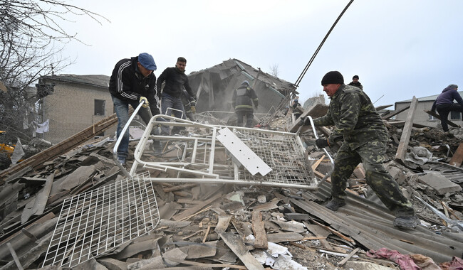 Наслідки обстрілу пологового будинку у Вільнянську Запорізької області. Фото: REUTERS