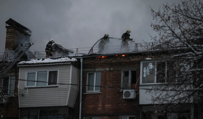 Наслідки ракетного удару по Вишгороду Київської області. Фото: REUTERS