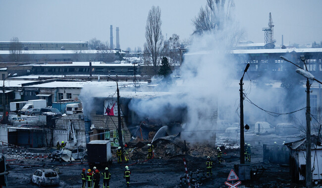 Наслідки ракетного удару по Вишгороду Київської області. Фото: REUTERS