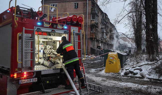 Наслідки ракетного удару по Вишгороду Київської області. Фото: REUTERS