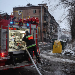 Наслідки ракетного удару по Вишгороду Київської області. Фото: REUTERS