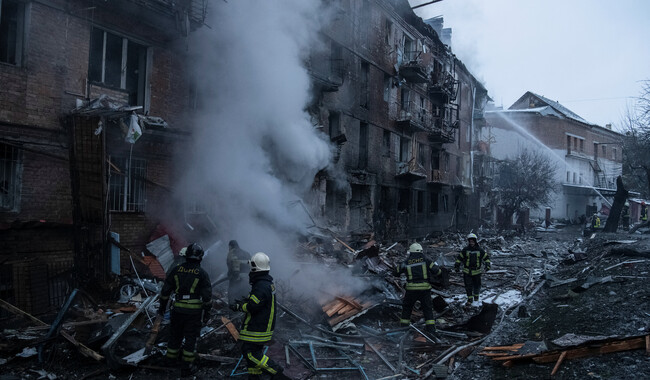 Наслідки ракетного удару по Вишгороду Київської області. Фото: REUTERS