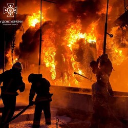 Пожежники гасять полум`я після обстрілу на Одещині. Фото: od.dsns.gov.ua