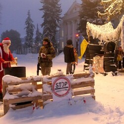 Необычные повестки на блокпосту в Глухове. Фото: Суспільне Суми