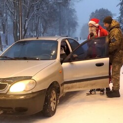 Необычные повестки на блокпосту в Глухове. Фото: Суспільне Суми