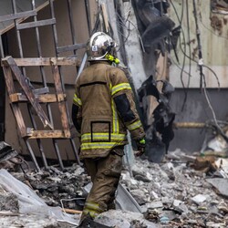 Обстріл багатоповерхівки в Дніпрі 14 січня. Фото: facebook.com/DSNSZP/