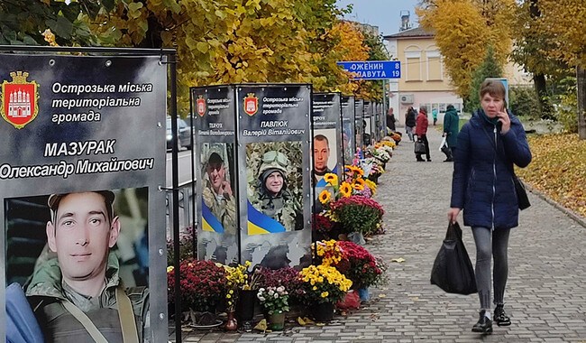 Аллея новейших героев Острога, погибших на войне. Фото: Ольга Кухарук