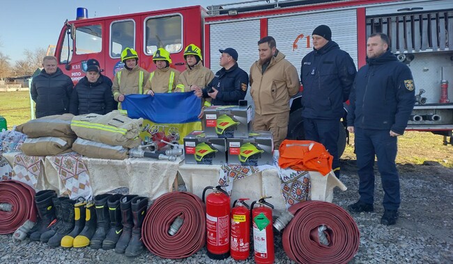 Відновлювати селище допомагала місцева пожежна команда. Фото: особистий архів Віталія Сергійчука