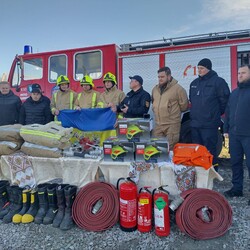 Відновлювати селище допомагала місцева пожежна команда. Фото: особистий архів Віталія Сергійчука