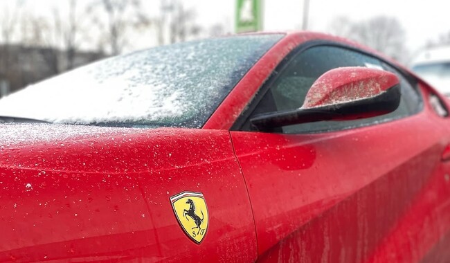 Суперкар Ferrari вартістю у півмільйона доларів. Фото: instagram.com/_mikhailo_sokolov2_