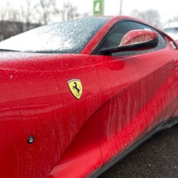 Суперкар Ferrari вартістю у півмільйона доларів. Фото: instagram.com/_mikhailo_sokolov2_