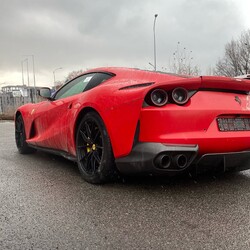 Суперкар Ferrari вартістю у півмільйона доларів. Фото: instagram.com/_mikhailo_sokolov2_