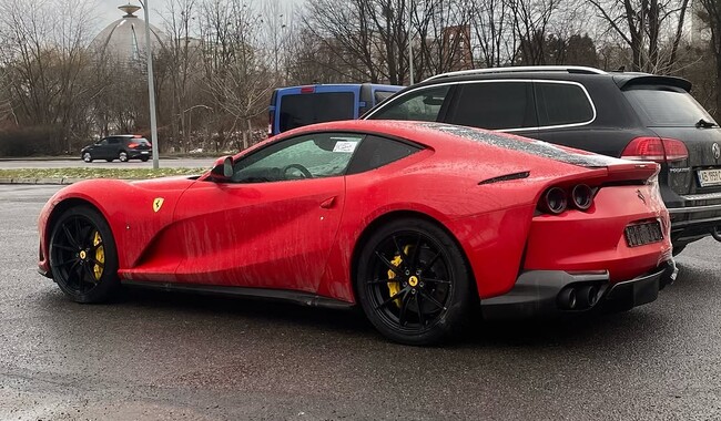 Суперкар Ferrari вартістю у півмільйона доларів. Фото: instagram.com/_mikhailo_sokolov2_