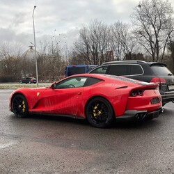 Суперкар Ferrari вартістю у півмільйона доларів. Фото: instagram.com/_mikhailo_sokolov2_