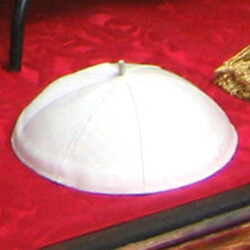 Черепья у Папы белая, в отличие от разноцветных кардинальских. Фото: wikimedia.org
