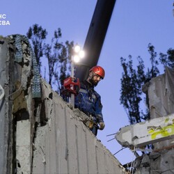 Розбір завалів на місці російського удару у Києві 31 липня. Фото: t.me/dsns_telegram 
