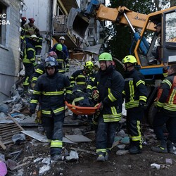 Розбір завалів на місці російського удару у Києві 31 липня. Фото: t.me/dsns_telegram 