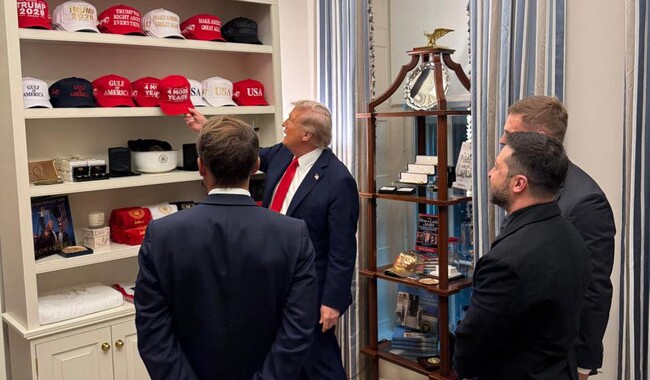 Трамп проводить екскурсію для Зеленського та Макрона у кімнаті своїх кепок. Фото: Мерч Фото: Margo Martin / X