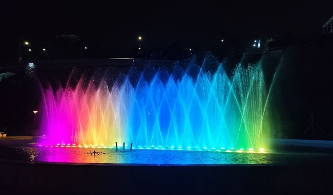 Вечером город переливается разноцветными огнями. Фото: автор